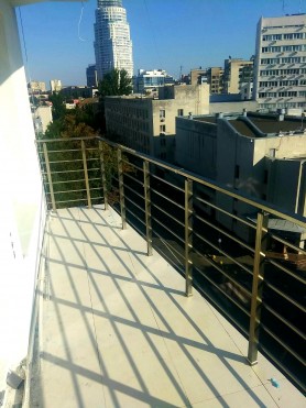 Алюмінієві перила на балкон квадратний профіль колір шампань із прутиками