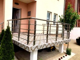 Алюминиевые перила на балкон круглый профиль квадратные стойки цвет шампань с прутиками