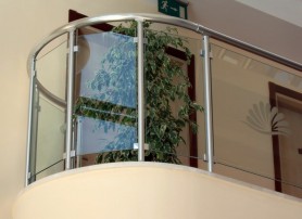 Перила для балкона из алюминия с круглым профилем цвет серебро со стеклом