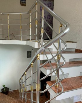 Перила для лестницы из алюминия с круглым профилем цвет серебро с декоративными элементами в цвете золото с прутиками