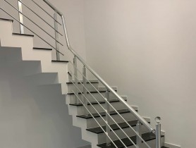 Перила для лестницы из алюминия с круглым профилем и квадаратными стойками цвет серебро с прутиками