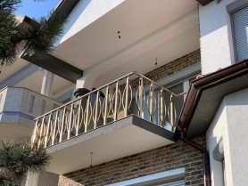 Перила для балкона из алюминия с круглым профилем и квадратными усиленными стойками цвет шампань с прутиками