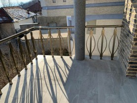 Перила для балкона из алюминия с круглым профилем и квадратными усиленными стойками цвет шампань с прутиками