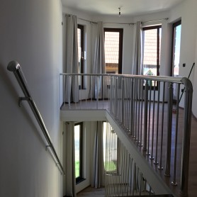 Перила для балкона из алюминия с круглым профилем цвет серебро с вертикальными  прутиками