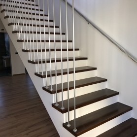Перила для лестницы из алюминия с круглым профилем цвет серебро с вертикальными прутиками