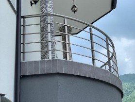 Перила для балкона из алюминия с круглым профилем цвет шампань с прутиками