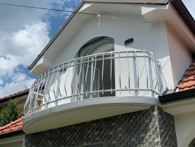 Перила для балкона из алюминия с круглым профилем цвет серебро с вертикальными прутиками