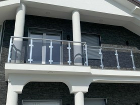 Поруччя для балкона з алюмінію з круглим профілем квадратною посиленою стійкою колір срібло зі склом