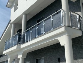 Перила для балкона из алюминия с круглым профилем  квадратной усиленной стойкой цвет серебро со стеклом