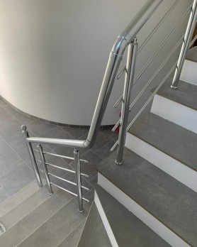 Перила для лестницы из алюминия с круглым профилем цвет серебро с прутиками