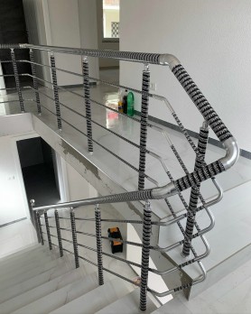 Перила для лестницы из алюминия  профиль с насечками круглый  цвет серебро с прутиками