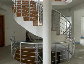 Перила для лестницы из алюминия с круглым профилем цвет серебро с прутиками