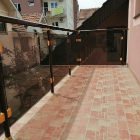 Перила для балкона из алюминия с круглым профилем эксклюзивный цвет со стеклом