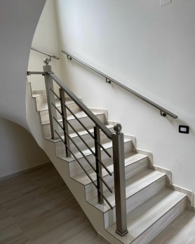 Поручні для сходів з алюмінію з круглим профілем колір срібло зі склом