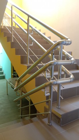 Перила для лестницы из алюминия с круглым профилем цвет серебро для дошкольных учреждений