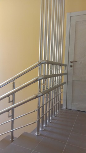 Поручні для сходів з алюмінію з круглим профілем колір срібло для дошкільних установ