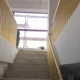 Перила для лестницы из алюминия с круглым профилем цвет золото без лееров